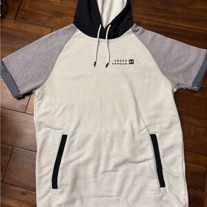 Under Armour Cream & Black Short Sleeve Hoodie – Size Medium
